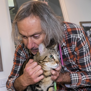 THIERRY BEDOSSA, vétérinaire comportementaliste et directeur du refuge AVA (Aide aux vieux animaux)